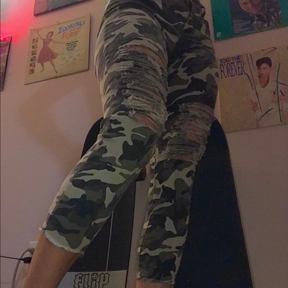 Ripped Camo Size 9 Ankle Pants - Picture 1 of 14